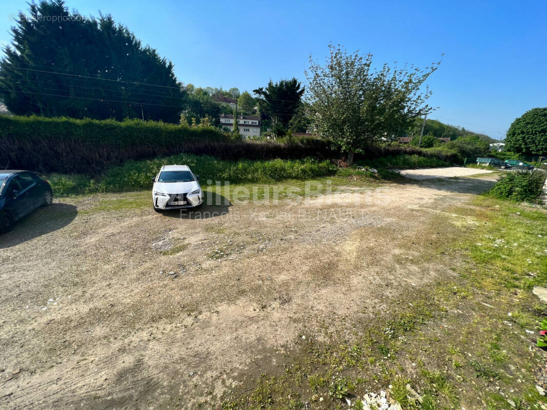 Parking à SAINT-LEU-D&#039;ESSERENT