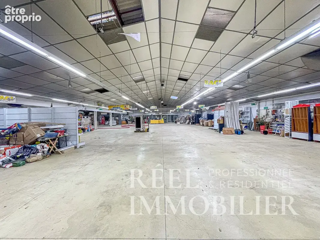 Local commercial de grande surface avec parking  - Emplacement n°1 - photo 9