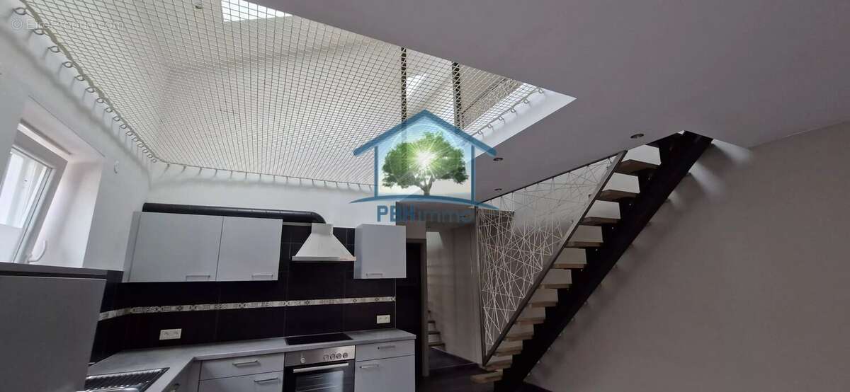 SARREGUEMINES (57) - Maison de ville de 75,35 m² + une terrasse + parking privé. - photo 4