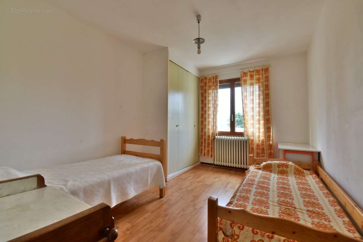  À VENDRE – Grande villa avec terrain boisé avec une olivette à Sisteron - photo 4