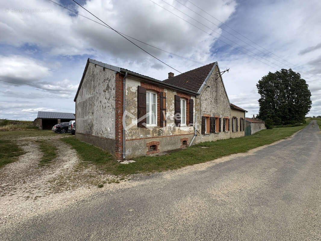 Maison 150 m² à Bouchy-Saint-Genest  - photo 2