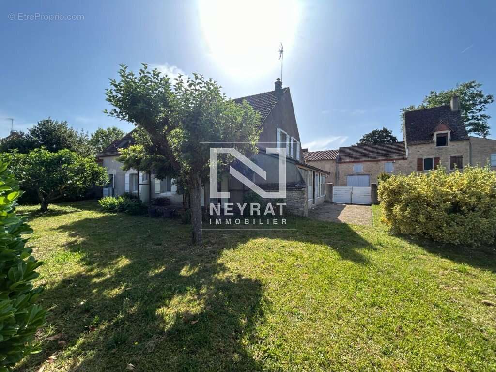 Maison de caractère en pierre avec grange, jardin arboré et vie de plain-pied au cœur d'un village bourguignon - photo 2