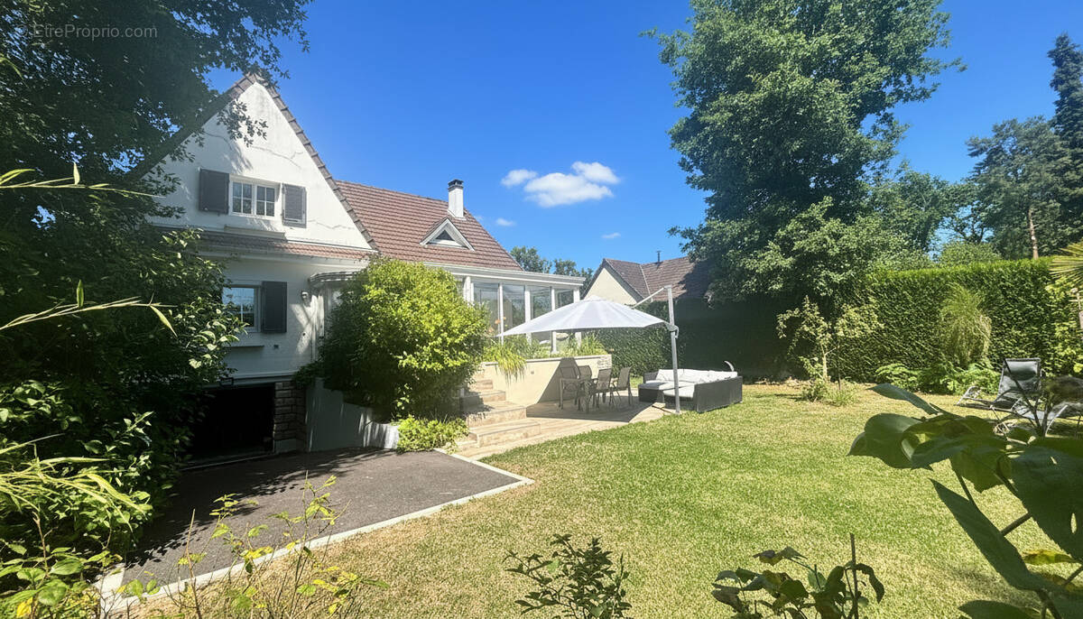 Maison à NEAUPHLE-LE-CHATEAU