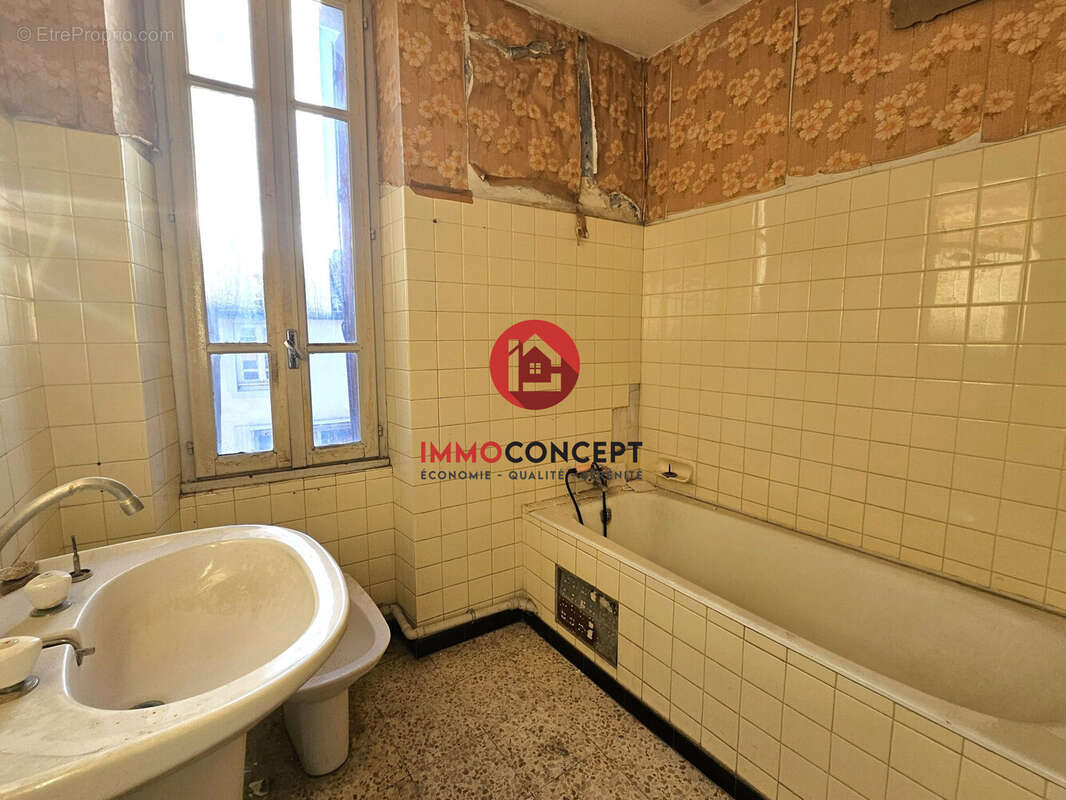 Appartement à BAGNOLS-SUR-CEZE