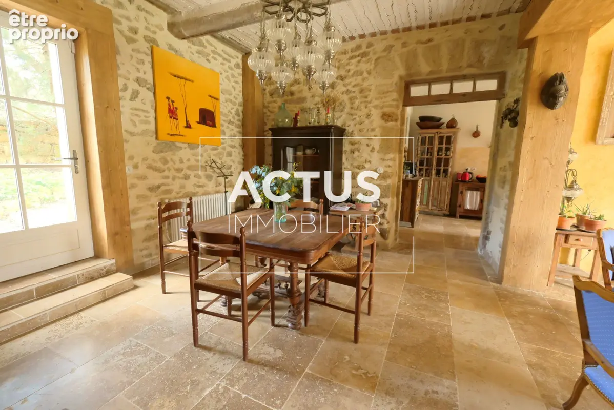 Maison 8 pièces 232 m² à vendre à Cornillon-Confoux (13250) - photo 4