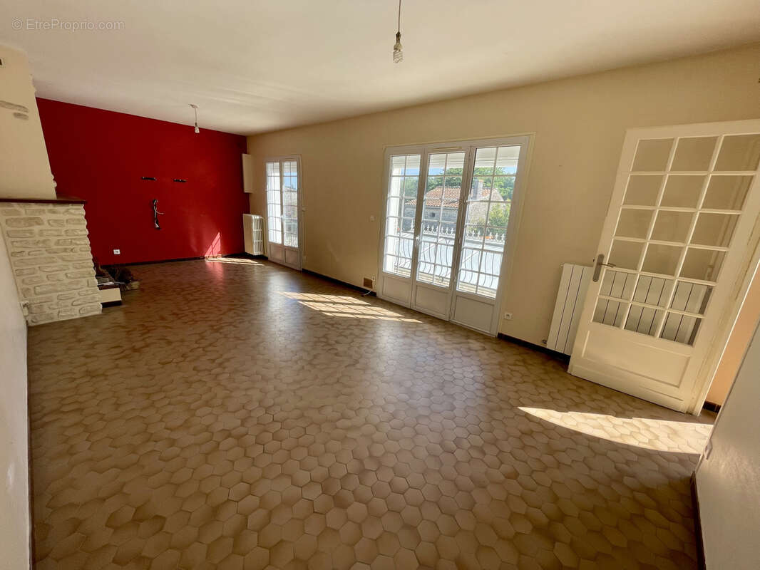 Maison à PORT-D&#039;ENVAUX