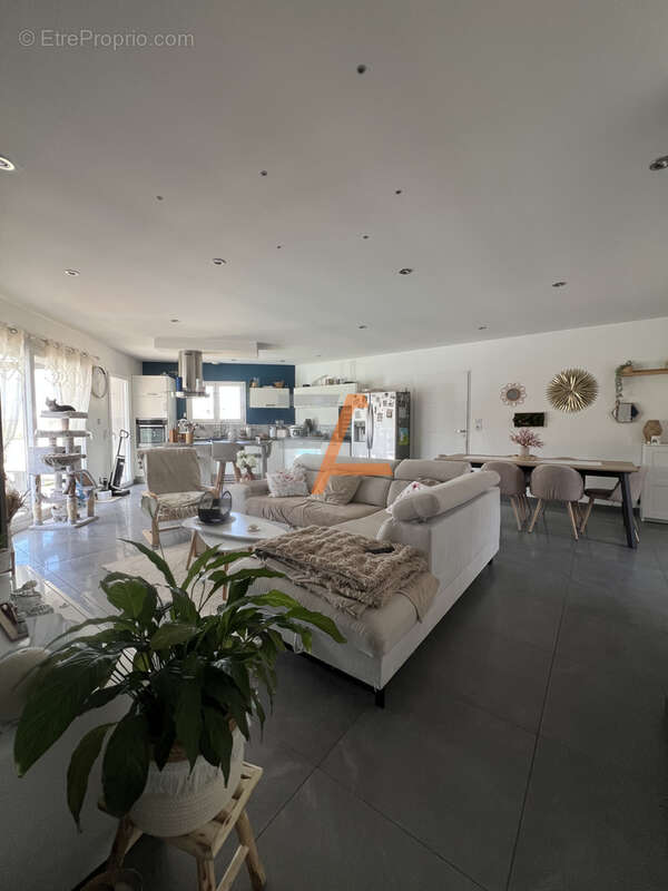 Maison individuelle contemporaine T5 RT 2012   112,38 m2  Piscine  Double garage Terrain de 670 m2 - photo 11