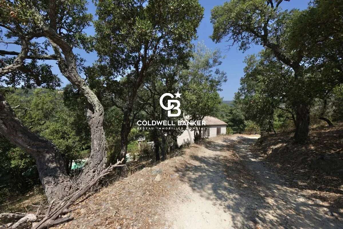 Appartement de quatre pièces avec 2 500 m² de terrain privatif et vue château - photo 2
