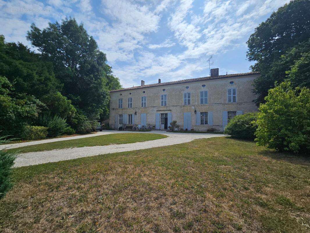 Maison 292 m² à Saint-Germain-De-Marencennes  - photo 2