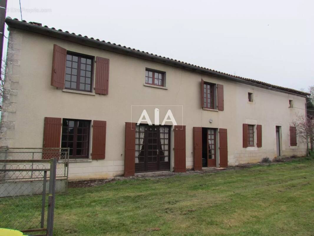 Maison à LES ADJOTS