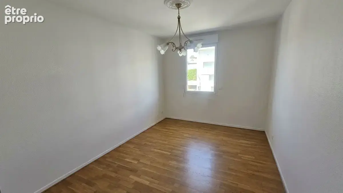 Rare : Voiron Centre – Appartement avec terrasse, parking et possibilité garage en sus - photo 5