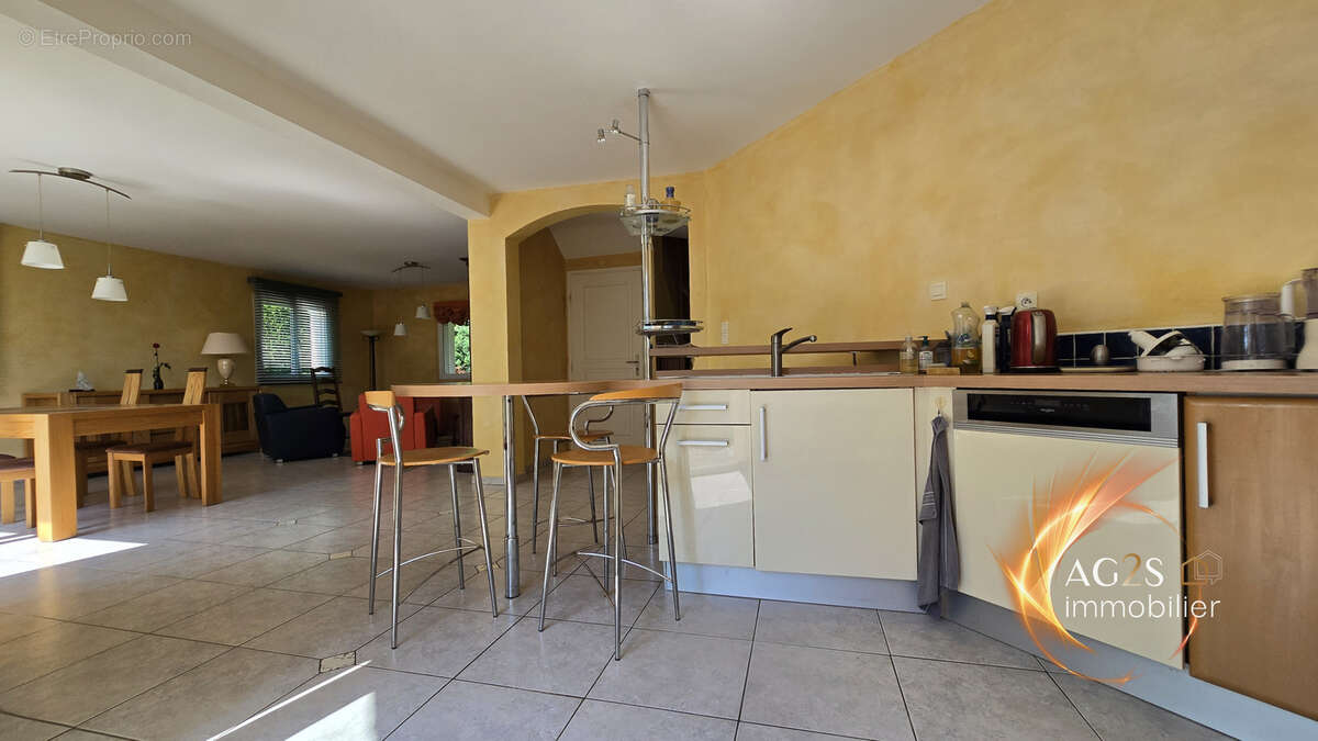 Maison traditionnelle de 2003 baignée de lumière  - photo 16