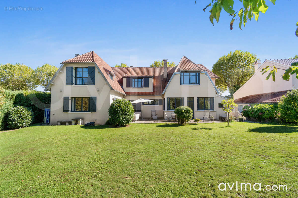 Maison à SAINT-NOM-LA-BRETECHE