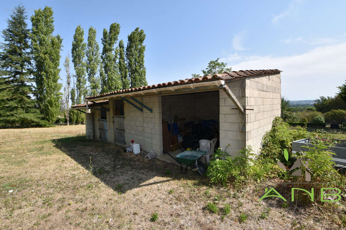 Maison 137 m² à Vouzan  - photo 9