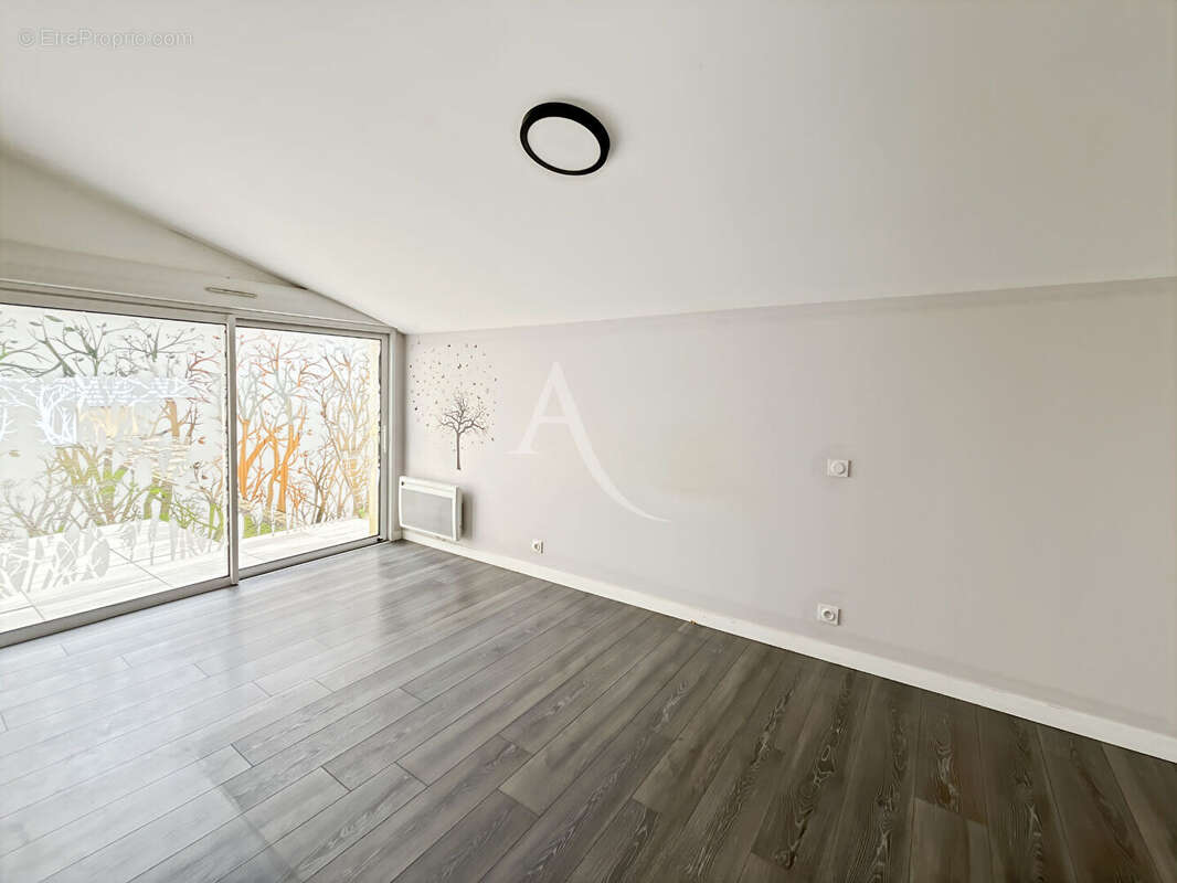Maison familiale 4 chambres et bureau à proximité des écoles  terrain clos de 300 m² - photo 4