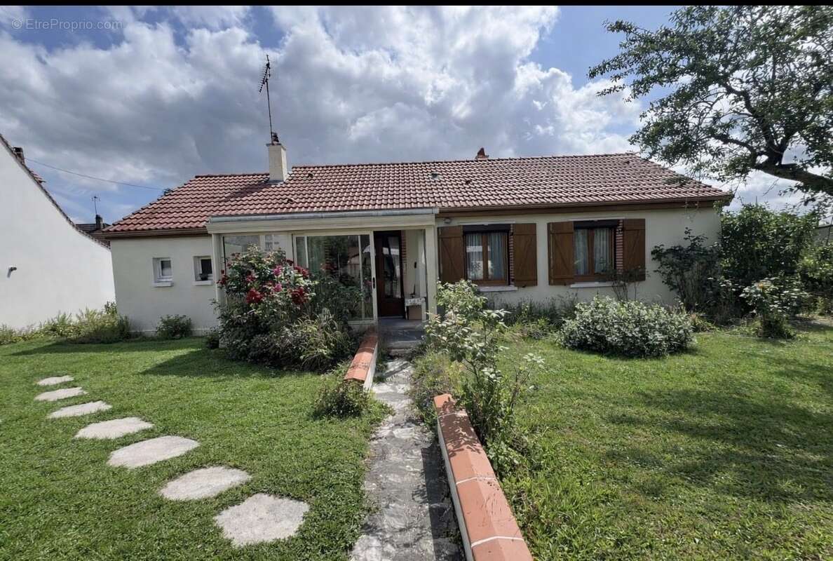 Maison à SAINT-JEAN-DE-BRAYE
