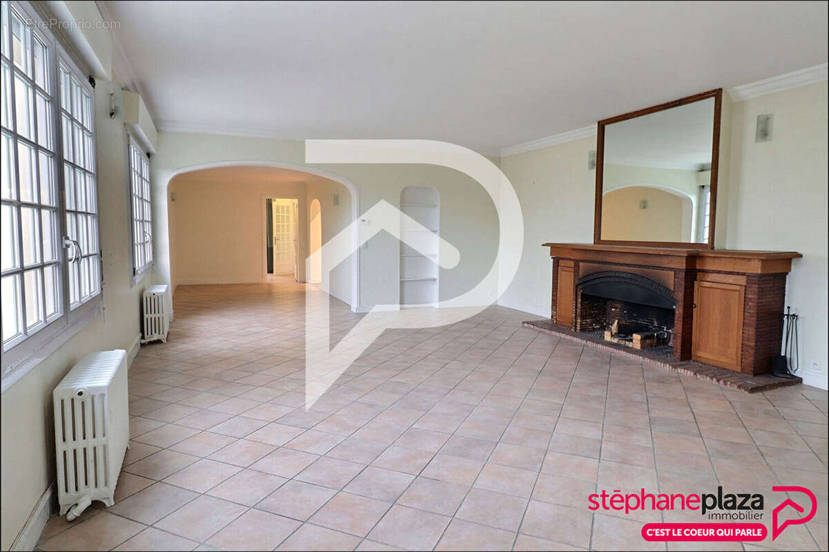 Maison à LE MESNIL-LE-ROI