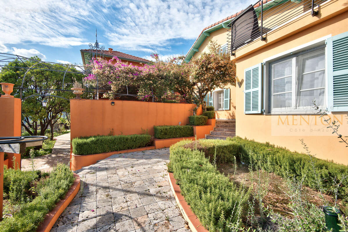 Menton - quartier  annonciade -  3 villas - vue panoramique mer - piscine 1800m terrain  - parkings - photo 12