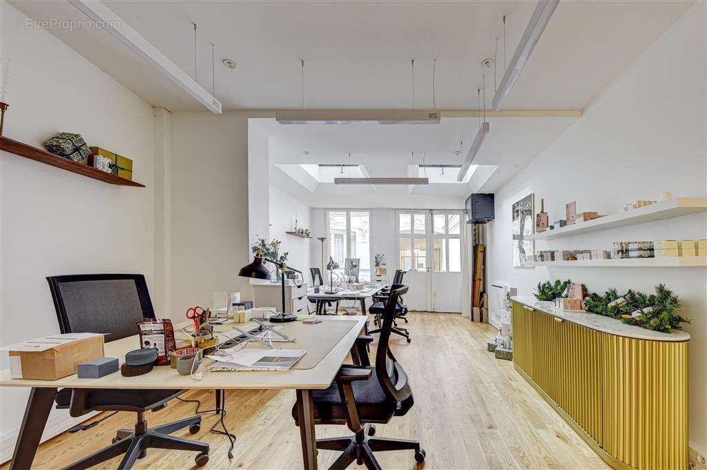 Commerce à PARIS-8E