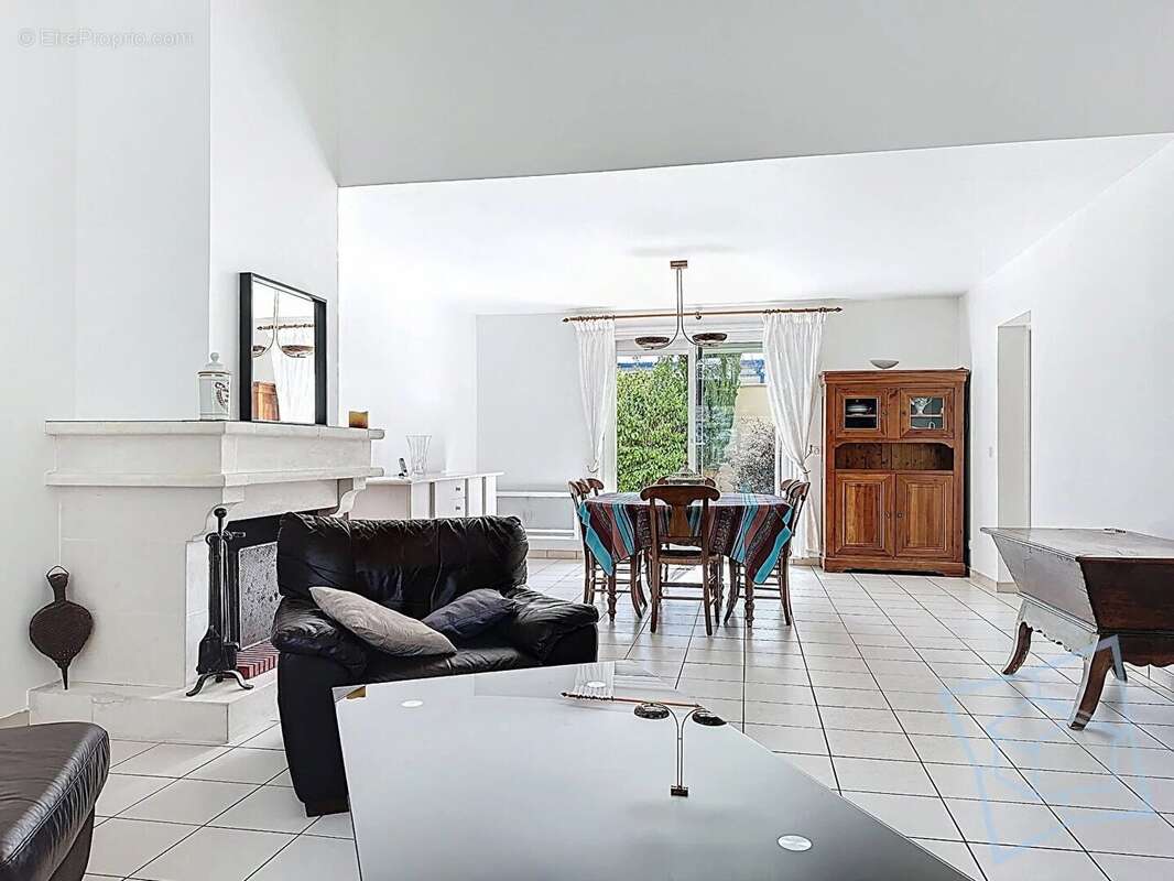 Maison à VOISINS-LE-BRETONNEUX