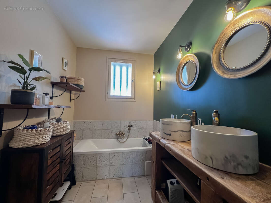 Maison à SAINT-MITRE-LES-REMPARTS