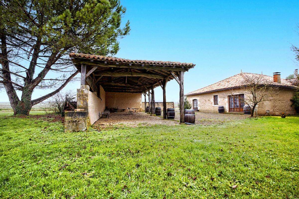 À vendre  Moulin classé du XVI siècle avec chambres d'hôtes et gîte en Charente-Maritime - photo 5