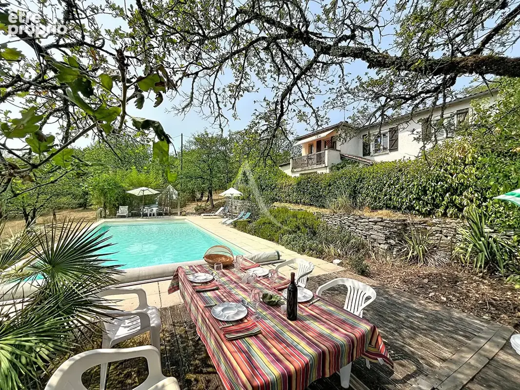 Maison familiale de 3 chambres avec piscine, jolie vue dégagée et 5 766m² de terrain. - photo 2