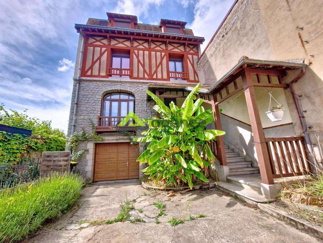 Maison à LA CELLE-DUNOISE