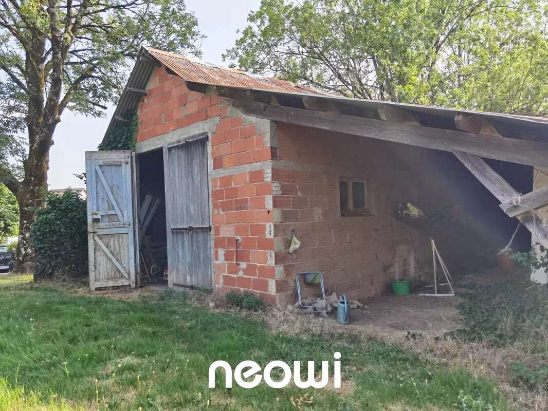 Terrain à SAINT-MAMET-LA-SALVETAT