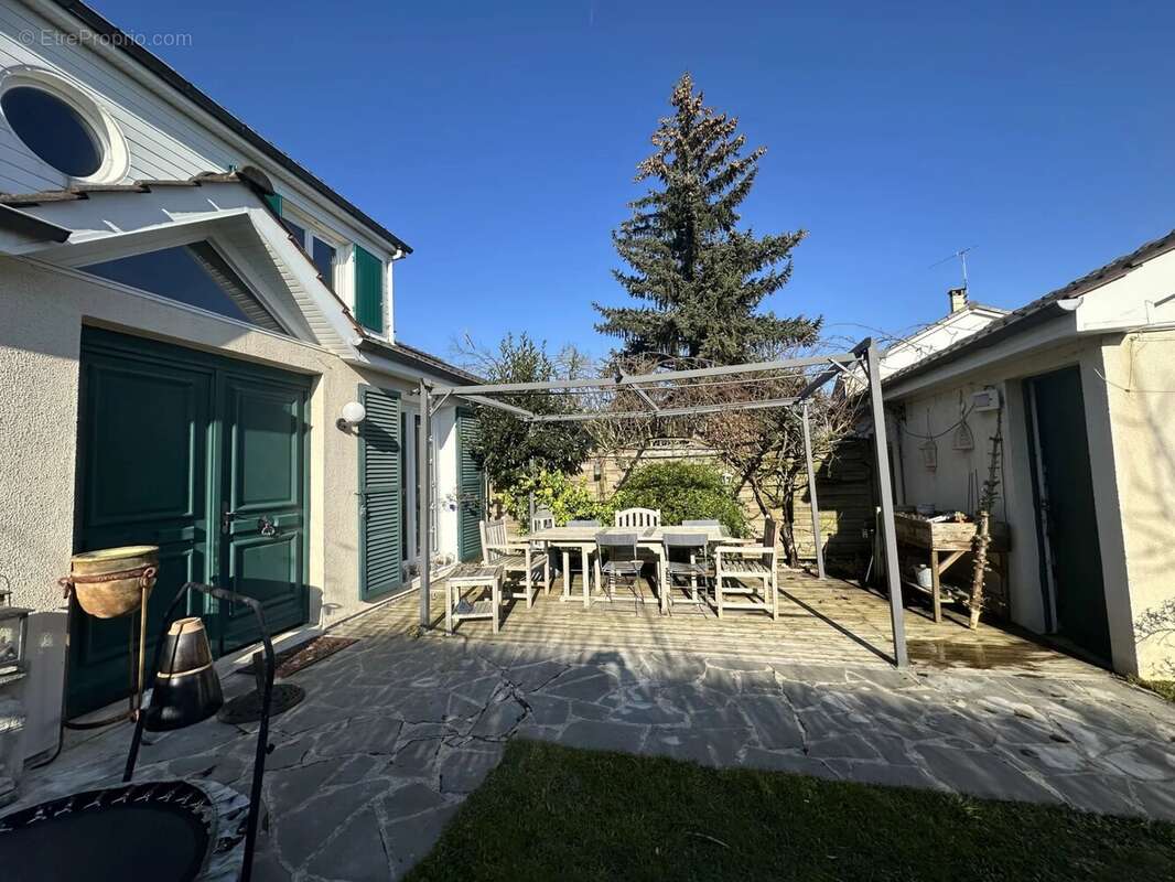 Maison à LE MESNIL-SAINT-DENIS