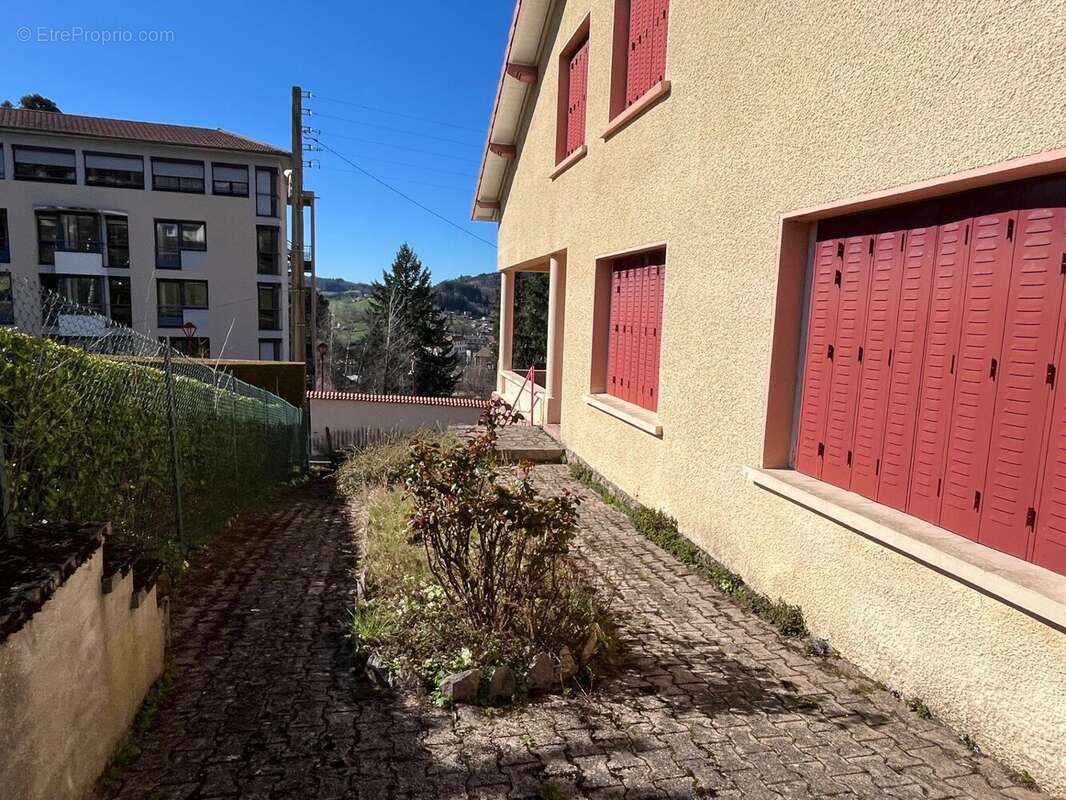 Maison à COURS-LA-VILLE