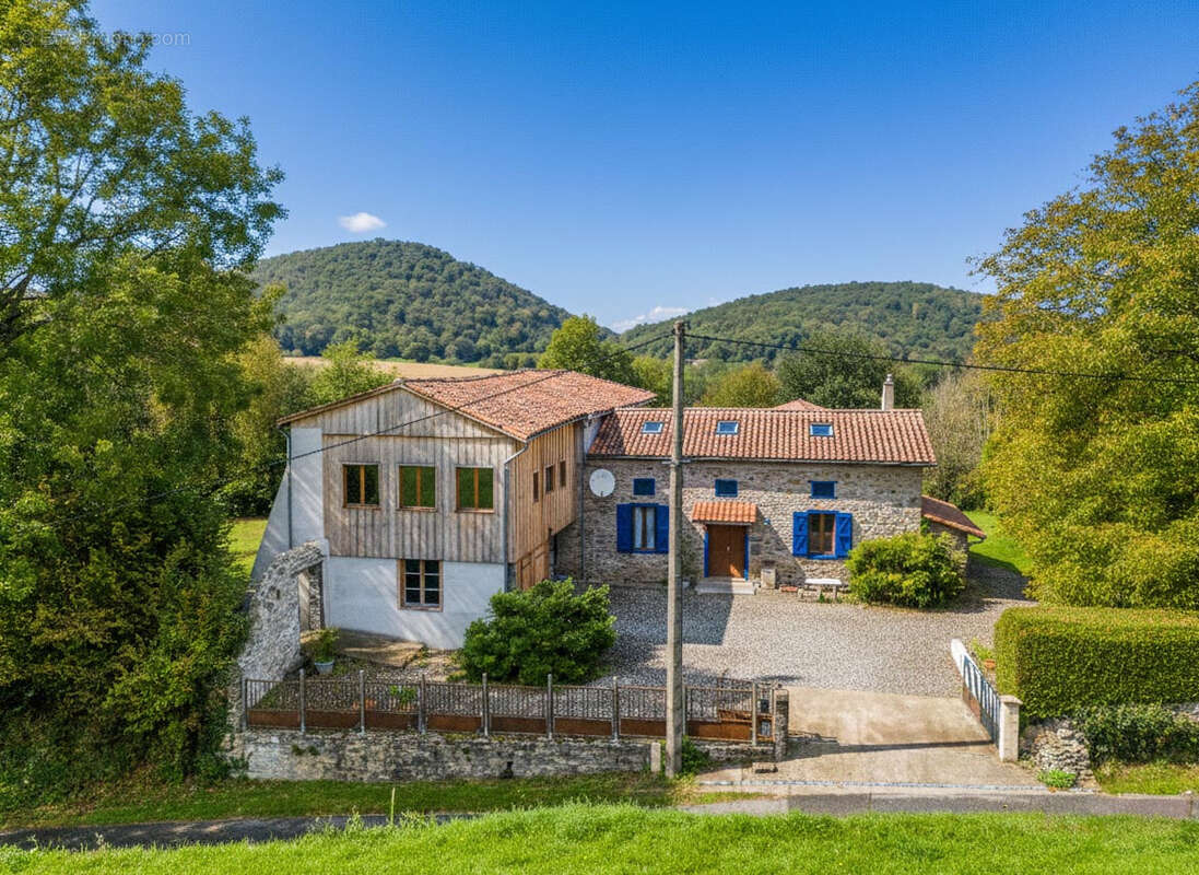 Ferme en pierre avec grange et vue sur les montagnes - photo 4