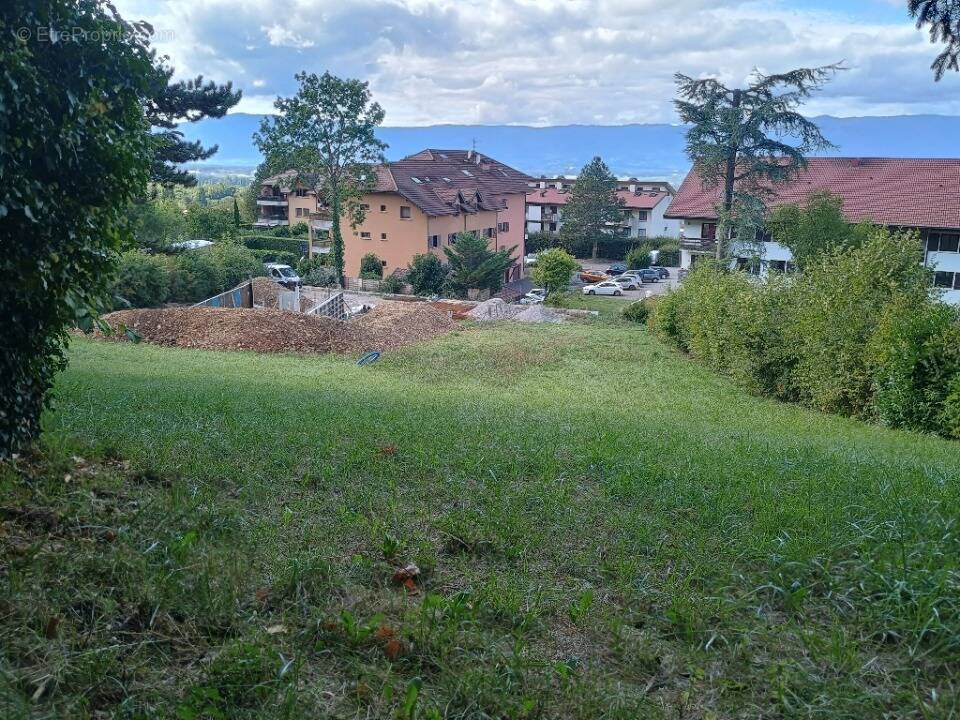 Terrain à COLLONGES-SOUS-SALEVE