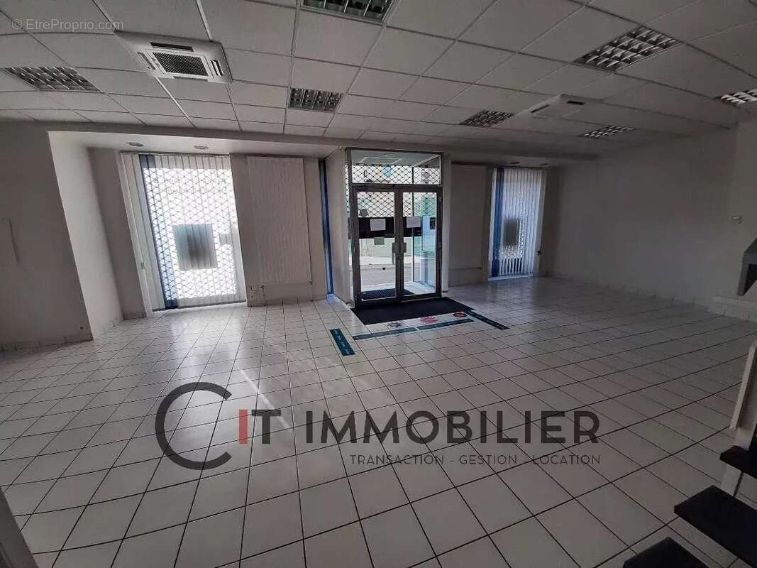 Commerce à LA TOUR-DU-PIN