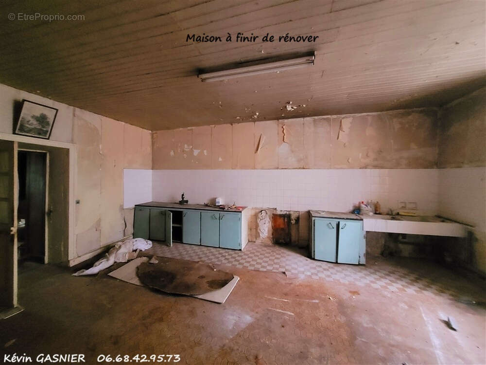 Maison à LES SALLES-LAVAUGUYON