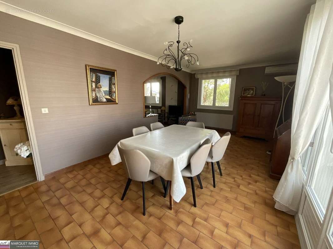 Volumineux appartement T3 + bureau offrant 95 m² au 1° étage d'un immeuble de 1976 bien entretenu avec cave et parking privatif. - photo 9