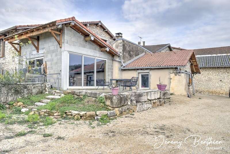 Maison à JUJURIEUX