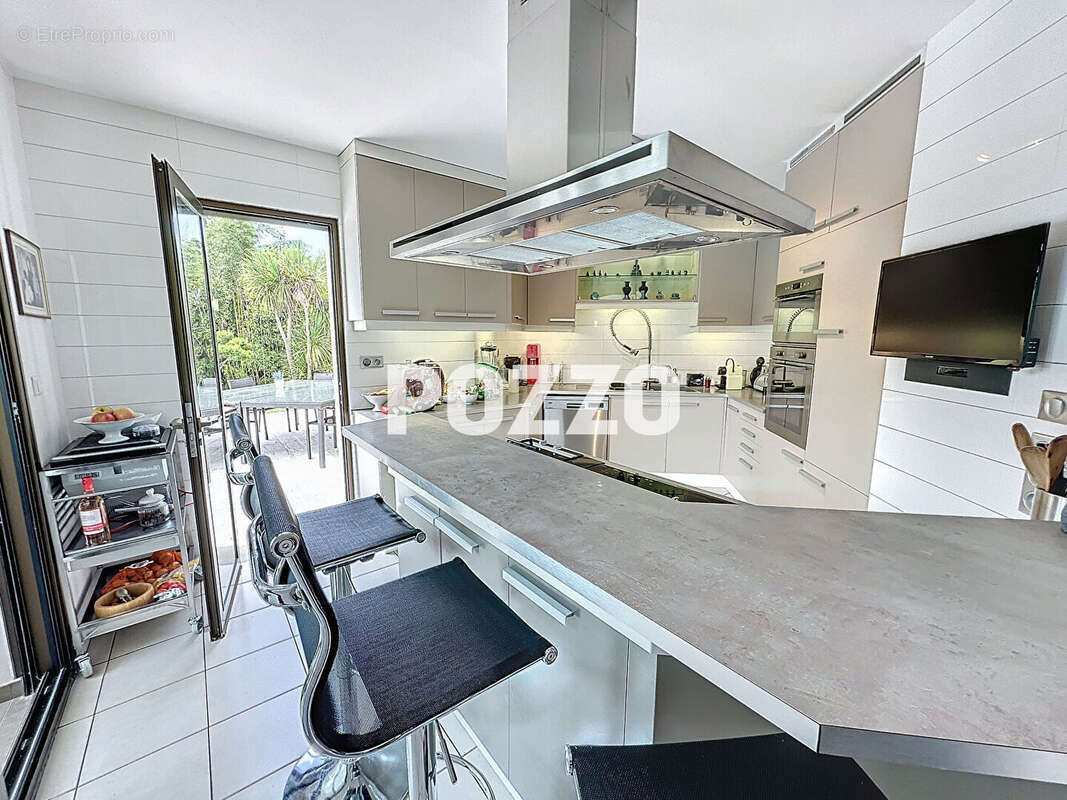 A Vendre - AVRANCHES - Maison 7 pièce(s) 300 m² - Parc paysager - Piscine - Garage - photo 12