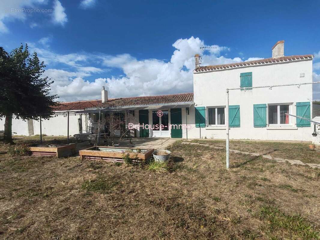Maison à SAINTE-RADEGONDE-DES-NOYERS