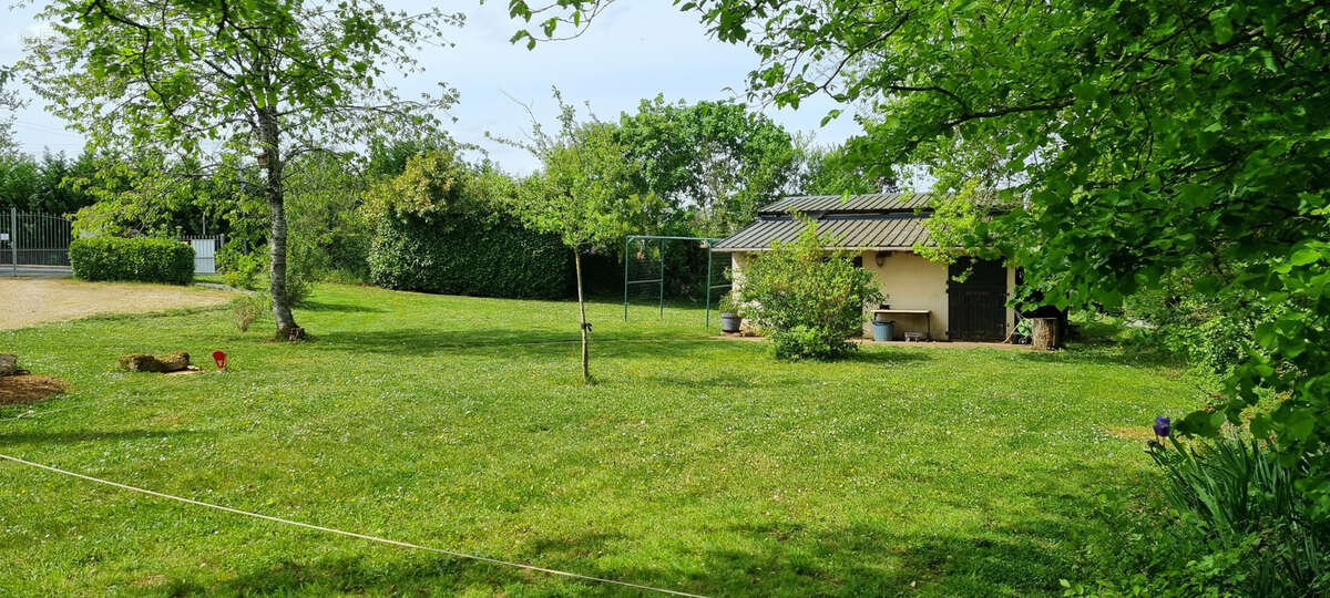 Terrain à VOUNEUIL-SOUS-BIARD