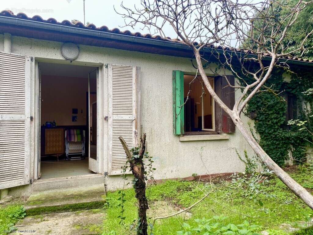 Prix Négociable : Maison Plain Pied à Rénover centre Aunac - photo 2