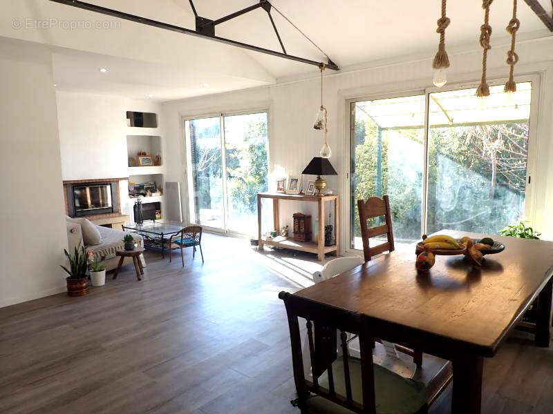 La Seyne sur mer, Quartier sud. Maison T5 de 91 m2 sur 600 m2 de terrain avec garage. - photo 4