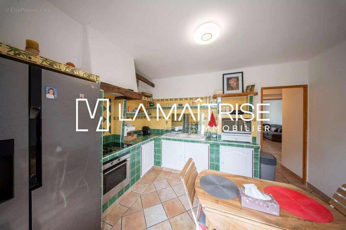 Maison 246 m² à Saint-Maximin-La-Sainte-Baume  - photo 9