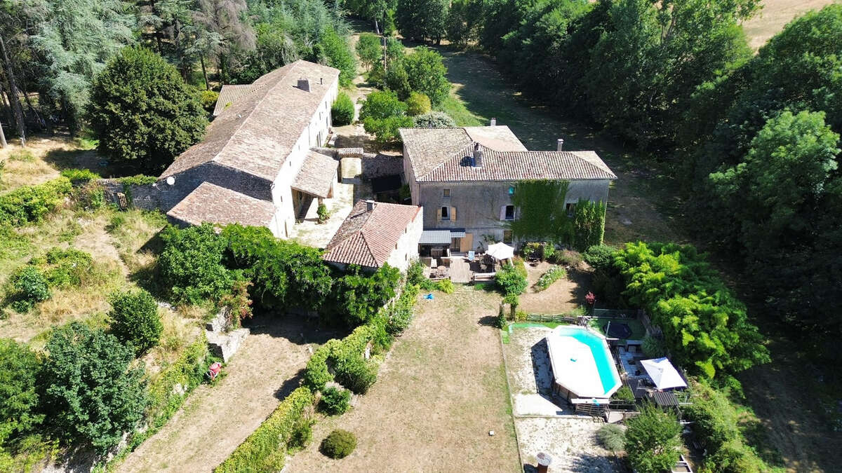Ensemble immobilier avec dépendances, piscine et lac - photo 2