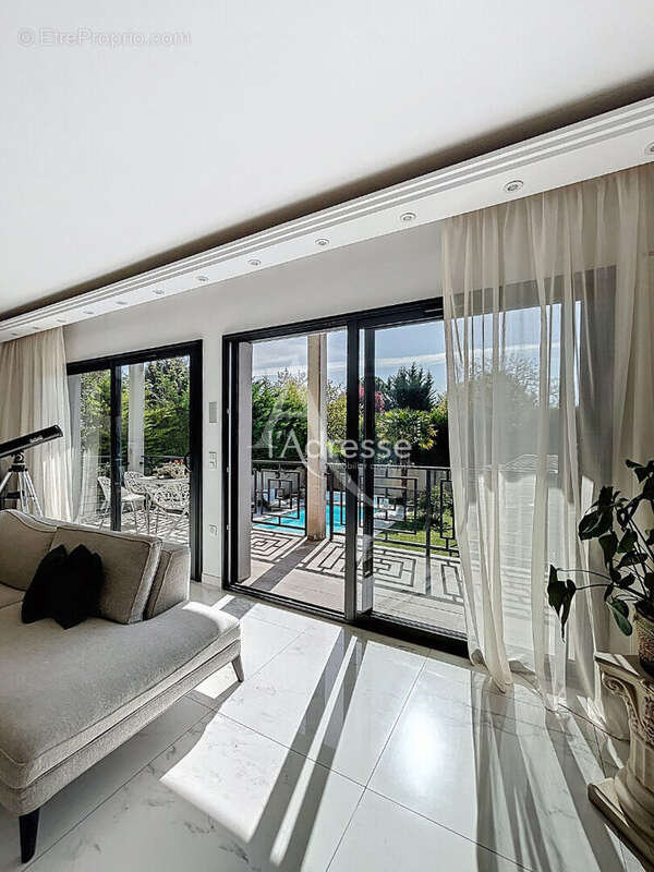 Chelles - propriété d'exception de 254m² - piscine chauffée - prestations luxueuses - photo 9