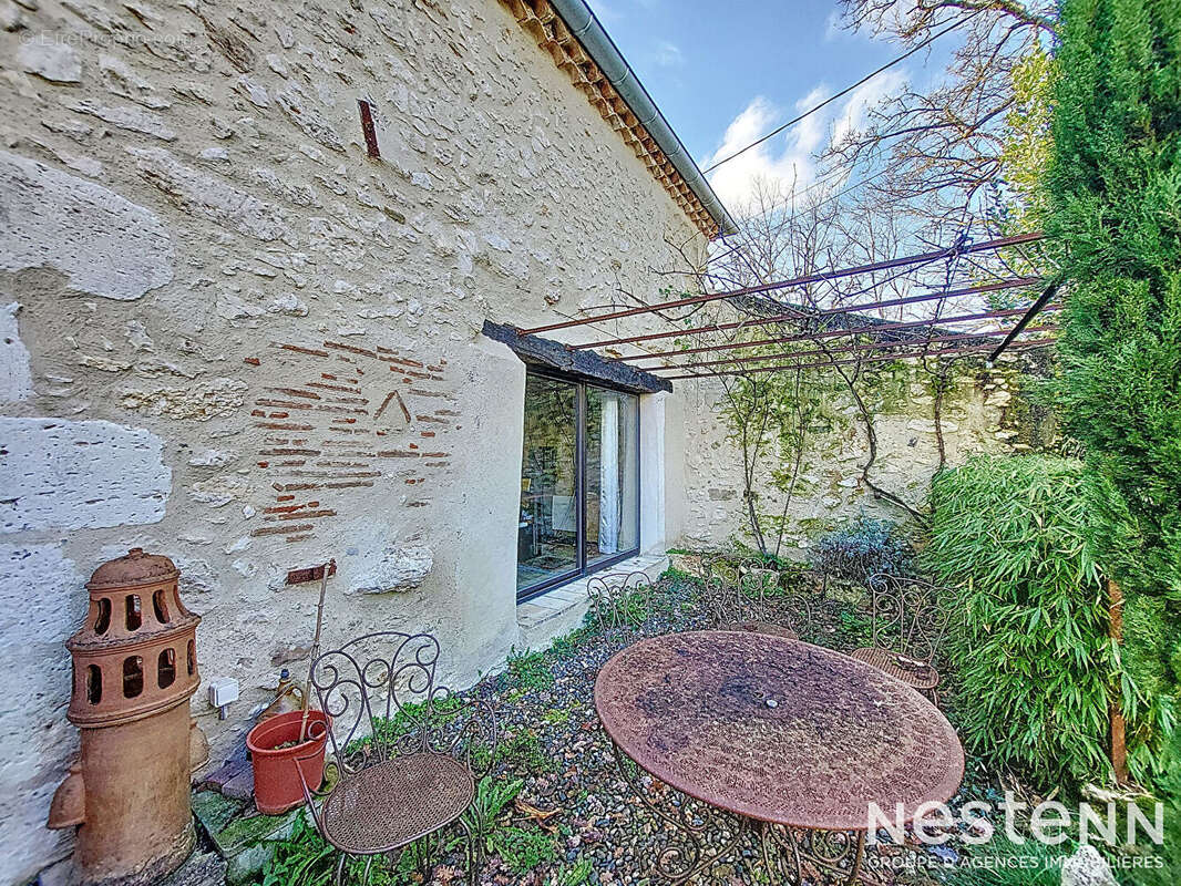 A Vendre Maison en pierre rénovée de cinq pièces sur propriété de plus de 2.4 hectares - photo 17
