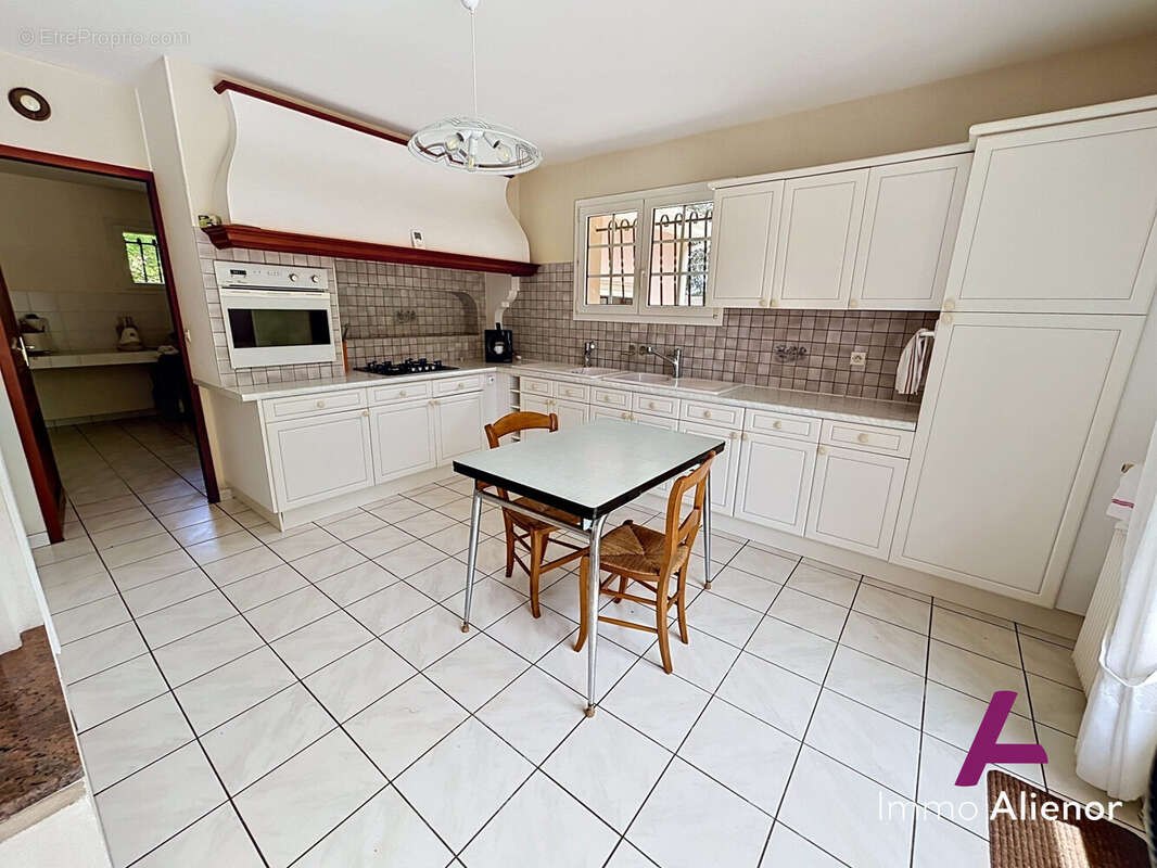 Maison 164 m² à Belin-Beliet  - photo 4