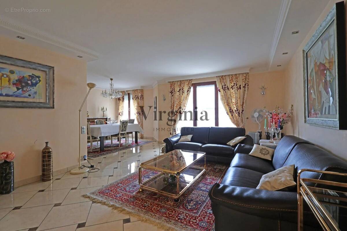 Appartement à CHARENTON-LE-PONT