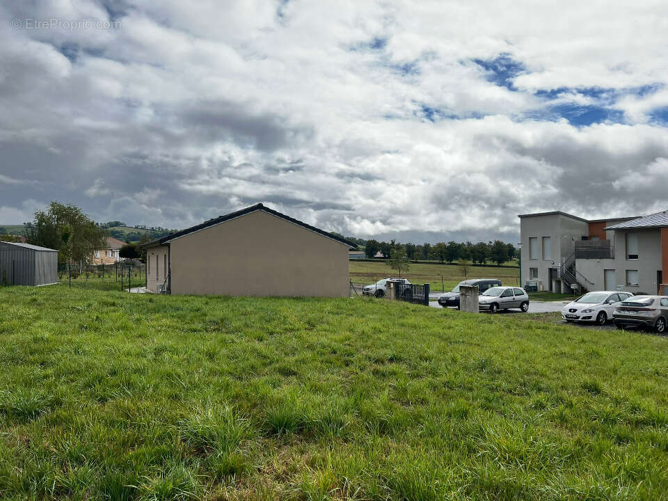 Terrain 627 m² à Naucelles  - photo 3