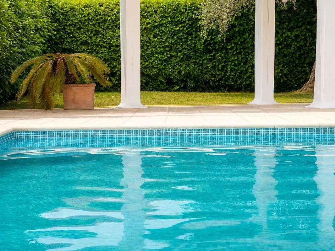 Le Cannet Europe - Villa 266 m², 5 chambres, piscine, jardin plat et vue mer - photo 26